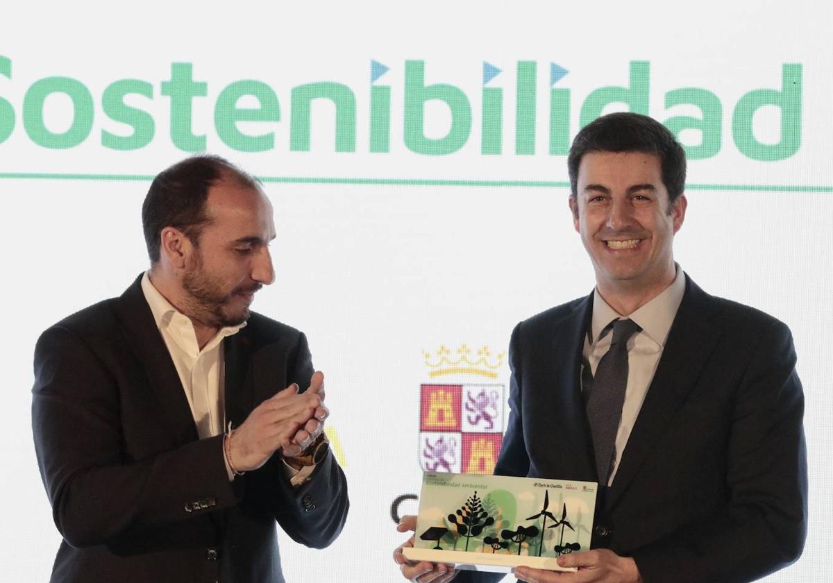 Antonio Álvarez, director comercial zona oeste de Carburos Metálicos, recoge el galardón de manos de Víctor Fernández, director regional de Capital Energy en Castilla y León.