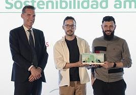 Raúl Ortega González, director territorial de Castilla y León, Cantabria, Asturias y Galicia de Cajamar, entregó el premio a Alexandre Colzi y José Manuel Estrada, de Trovant Technology.