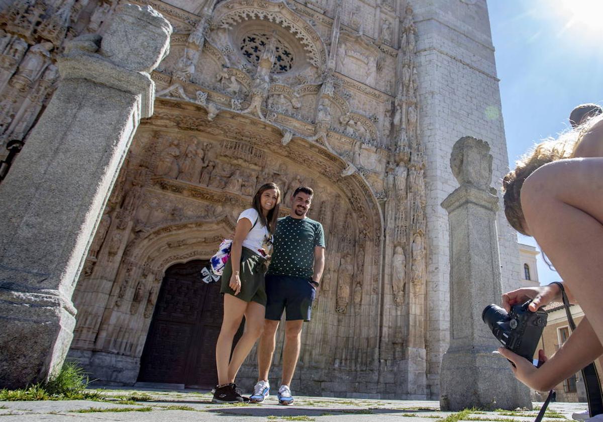 Una pareja de turistas posa frente a la fachada de la iglesia de San Pablo.