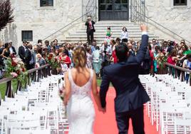 Una pareja celebra su matrimonio junto a decenas de invitados en una boda de 2018.