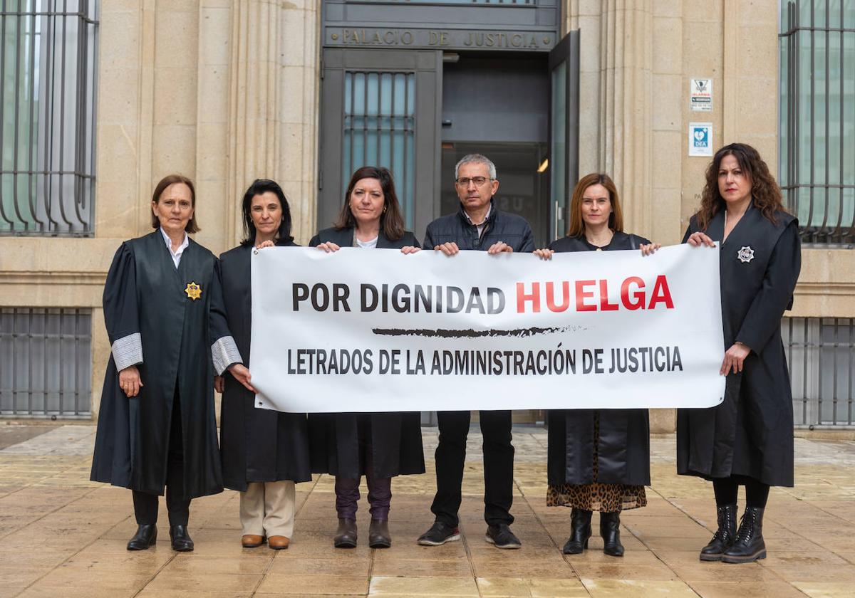 Letrados en huelga ante el Palacio de Justicia, ayer.