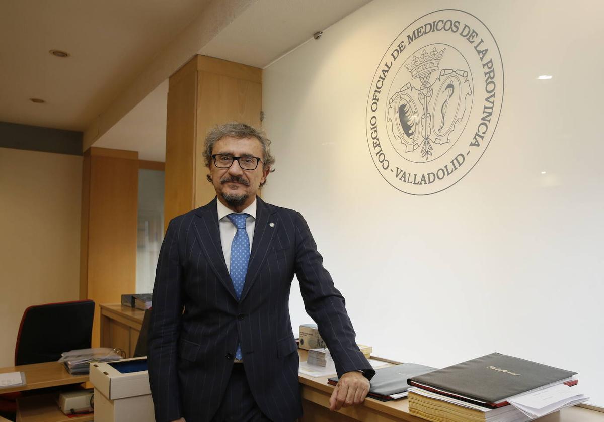 José Luis Almudí, presidente del Colegio de Médicos de Valladolid, en la sede.