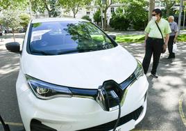 Exposición de coches eléctricos en el paseo Campo Grande.