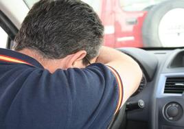 Un hombre en un curso para superar el miedo a conducir.