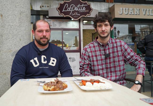 Marcial Castro y Alberto Albors con sus gofres de chocolate y fresas con nata. Una delicia