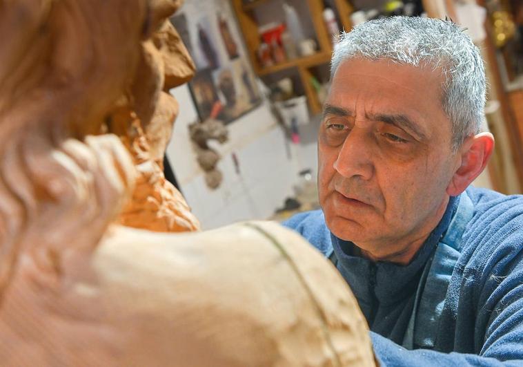 Miguel Ángel Tapia, en su taller de Viana de Cega, tallando la réplica del EcceHomo de Gregorio Fernández que muestra el Museo Diocesano de Valladolid.