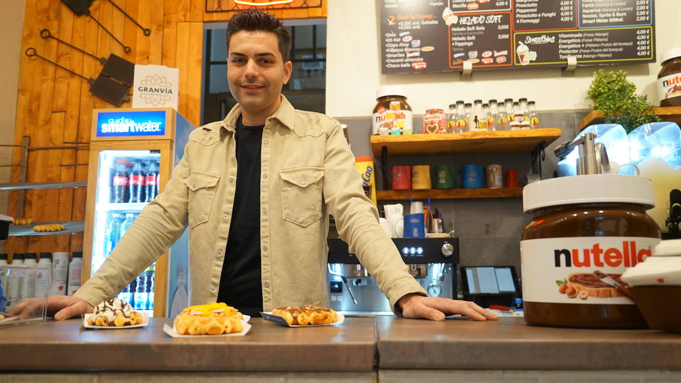 Carlos Pradera mostrando un 'Gofrelito', un gofre dulce y uno saldado. Variedad ante todo