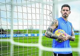 Miguel de la Fuente posa en Ibaia, Ciudad Deportiva del Alavés.