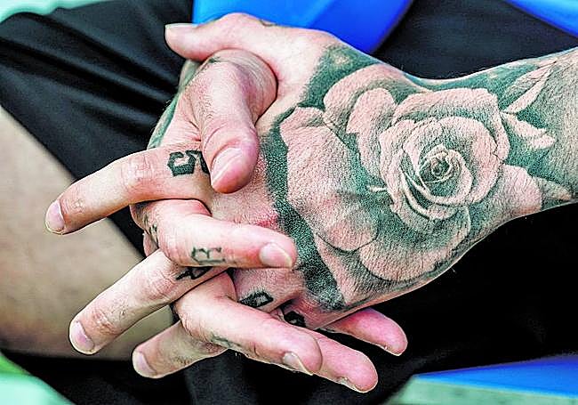 Una flor preside su mano izquierda. En el antebrazo tiene retratados a Luismi, su padre, y Bernardo, abuelo.
