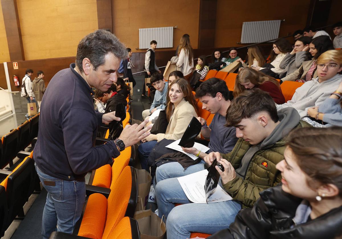 El profesor Pablo Martín Pinto entrega un obsequio a los alumnos participantes.