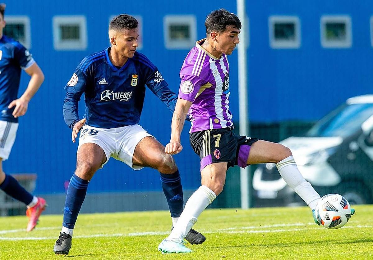 Arroyo controla la pelota ante Charbel Anthuan en el partido.