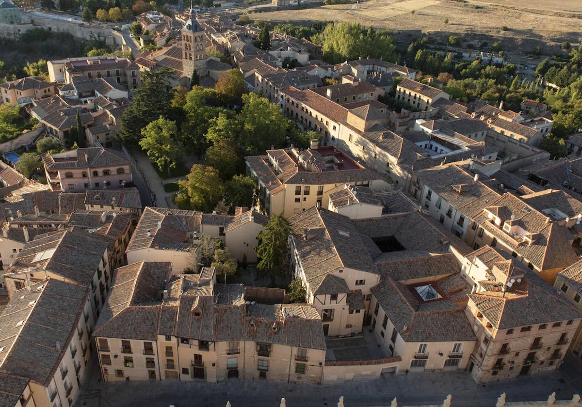 Vista desde la Catedral de parte del casco histórico de Segovia y de los tejados de sus edificaciones.