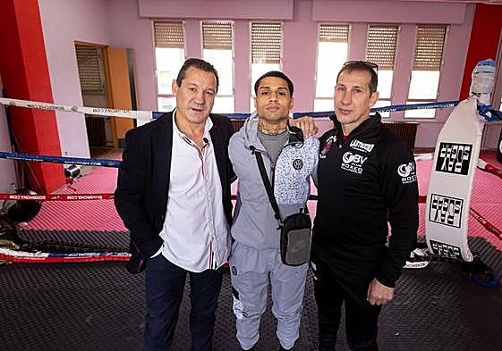 Alfonso Cavia 'El Cubi' y Salvi Jiménez, junto a Bernardo Marbán.