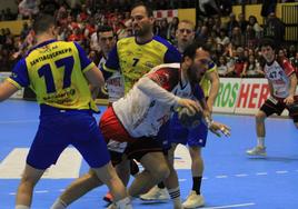 Ataque del Balonmano Nava contra El Caserío de Ciudad Real en el partido de este sábado.