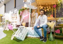 Carlos Pradera en su negocio de bodas junto a las propuestas que enseña a las parejas.