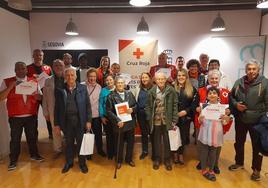 Foto de familia de los socios veteranos, usuarios y voluntarios que han sido reconocidos por Cruz Roja Española en Segovia.