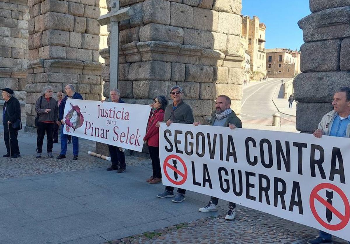 Concentración contra la guerra y en solidaridad con Pinar Selek convocada por el Foro Social de Segovia.