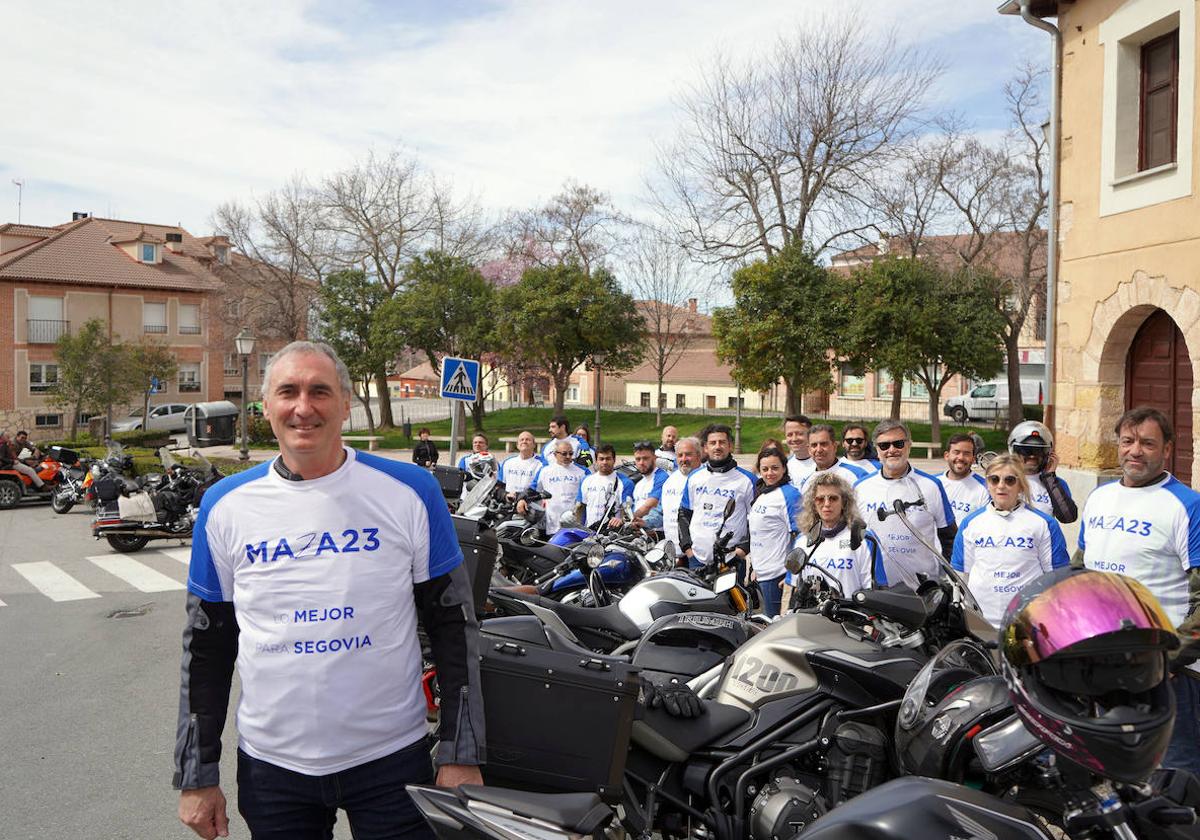Mazarías junto a las personas que le han acompañado en la ruta en moto por barrios de Segovia.