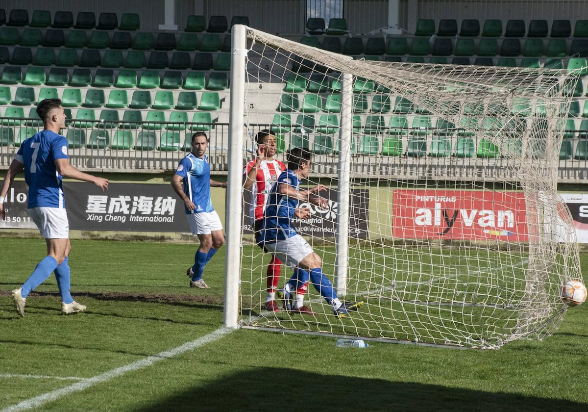 Gol del equipo azulón del Unami en el partido disputado este sábado en La Albuera.