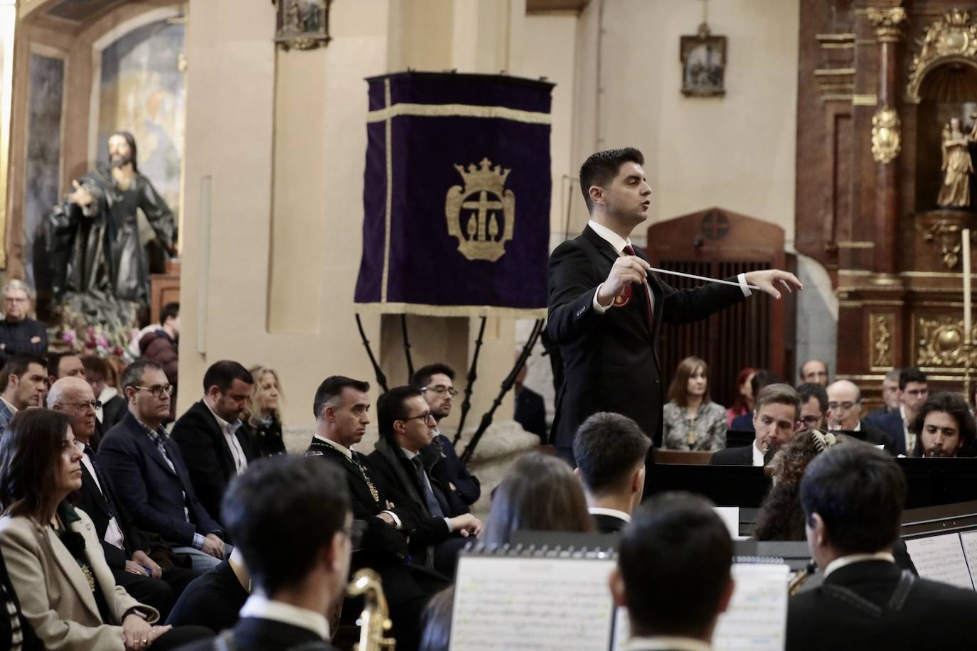 La banda municipal ofrece un concierto en la iglesia de la Vera Cruz