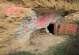 Pared exterior de una cueva, en la que se perciben las ondulaciones del mar.