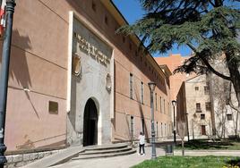 Palacio de los Condes de Benavente, sede la Biblioteca de Castilla y León y situado en la céntrica plaza de la Trinidad.