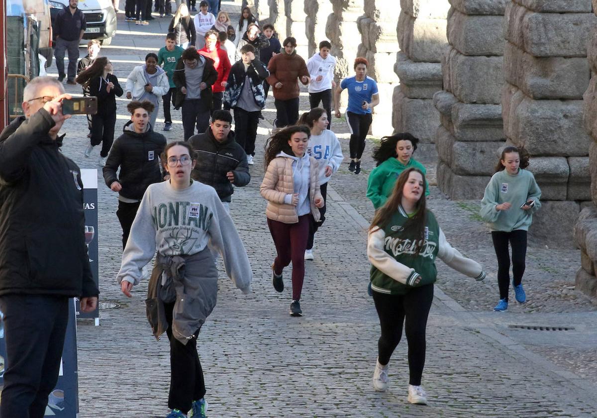 Alumnos del Mariano Quintanilla participan en la mañana de este lunes en la carrera solidaria.