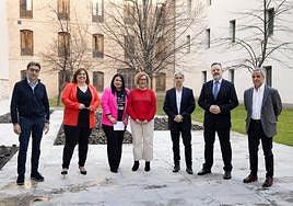 Los corresponsales de El Norte Agapito Ojosnegros, Laura Negro, Susana Gutiérrez y Silvia G. Rojo, junto al historiador y presentador del acto, Enrique Berzal; el director del periódico, Ángel Ortiz; y Miguel Marbán, también corresponsal, en el Patio Herreriano.