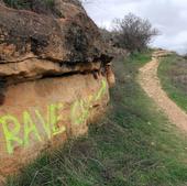 Los grafitis se extienden al extrarradio y ponen en peligro el paisaje protegido