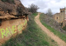 Pintada en una de las rocas, con el Monasterio del Parral de fondo.