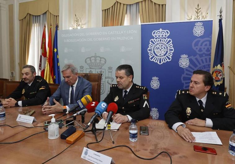 El subdelegado del Gobierno y el comisario jefe, en el centro, durante la rueda de prensa.