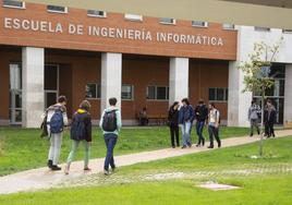 Estudiantes en la puerta de la Escuela de Ingeniería Informática de la UVa.