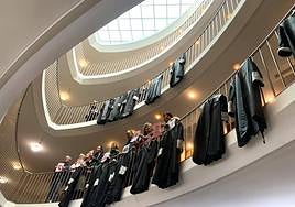 Los letrados de Justicia colgaron sus togas como protesta en la sede de Angustias.