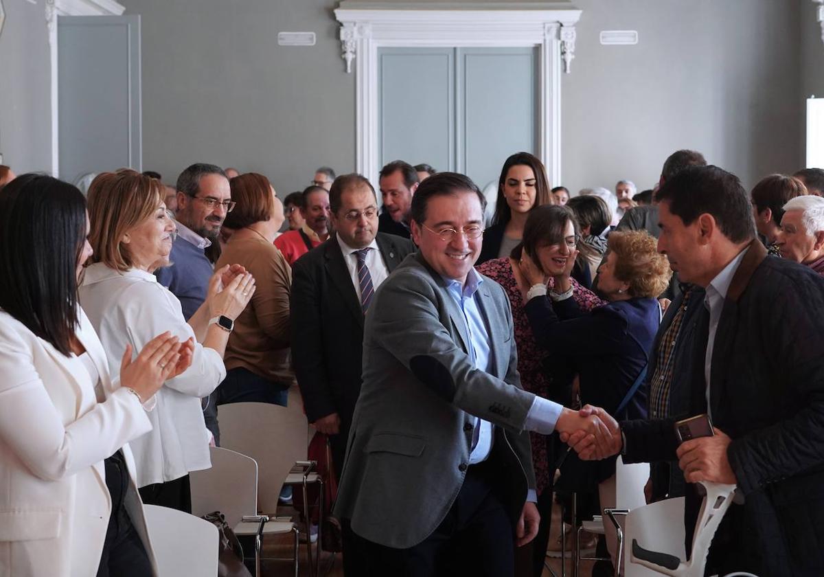 El ministro de Exteriores, José Manuel Albares, en el Círculo de Recreo de Rioseco.