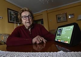 Victoriana pone una canción de Manolo Escobar en su dispositivo.