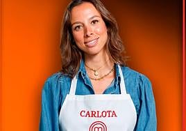 Carlota posa con el delantal de Masterchef.