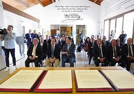 El consejero de Medio Ambiente, Vivienda y Ordenación del Territorio, Juan Carlos Suárez-Quiñones, se ha reunido en el Centro e-Lea de Urueña con representantes de las nueve diputaciones de la comunidad.