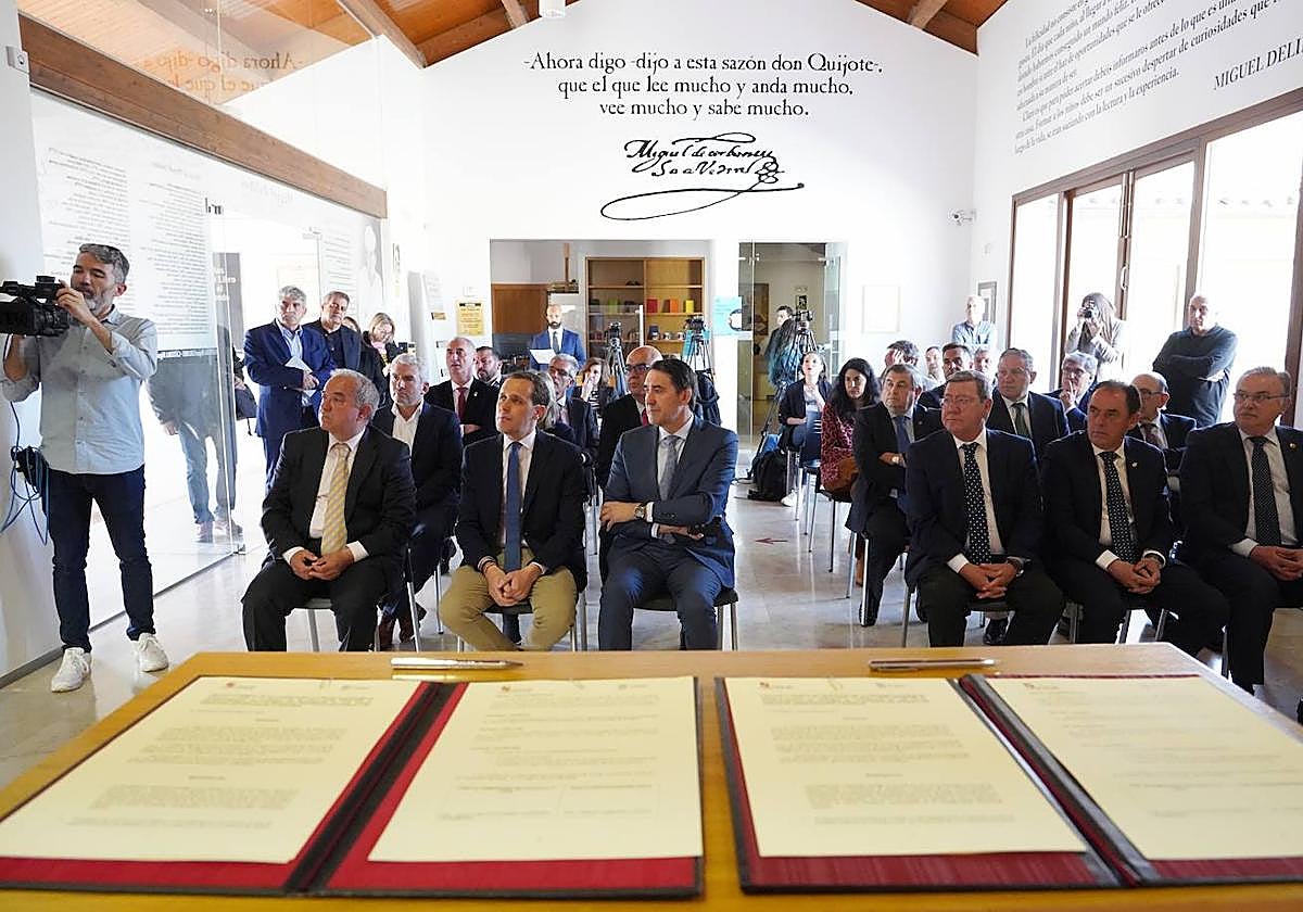 El consejero de Medio Ambiente, Vivienda y Ordenación del Territorio, Juan Carlos Suárez-Quiñones, se ha reunido en el Centro e-Lea de Urueña con representantes de las nueve diputaciones de la comunidad.