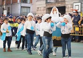 Niños del colegio Lourdes durante la procesión en el patio del colegio