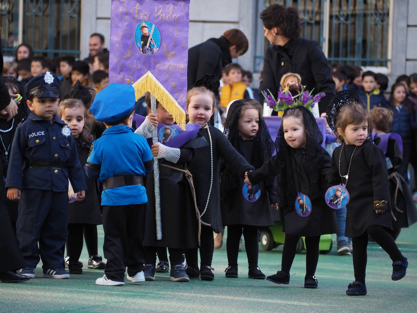 Procesión de Semana Santa del colegio Lourdes