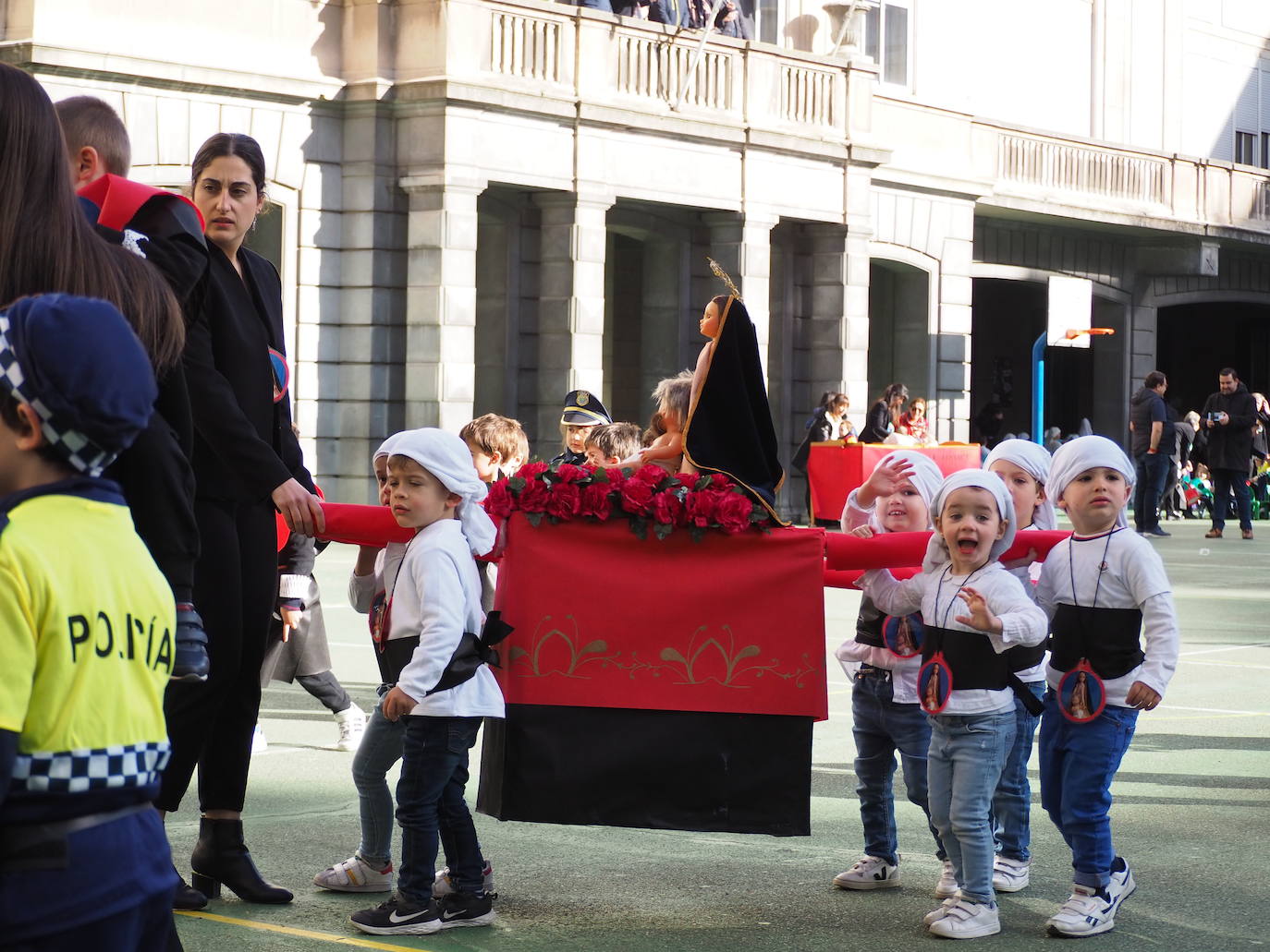 Procesión de Semana Santa del colegio Lourdes