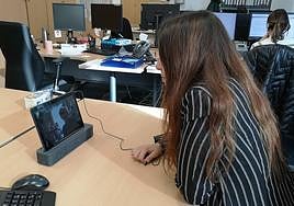 La coordinadora del servicio realiza una videollamada a una de las usuarias participantes en el proyecto piloto del SAD Tecnológico.