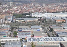 Vista panorámica del polígono San Cristóbal con la ciudad al fondo.