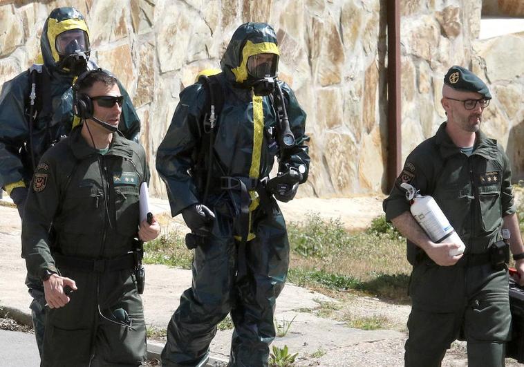 Agentes de la Guardia Civil con trajes de protección instantes antes de entrar a la nave precintada por contener químicos tóxicos.