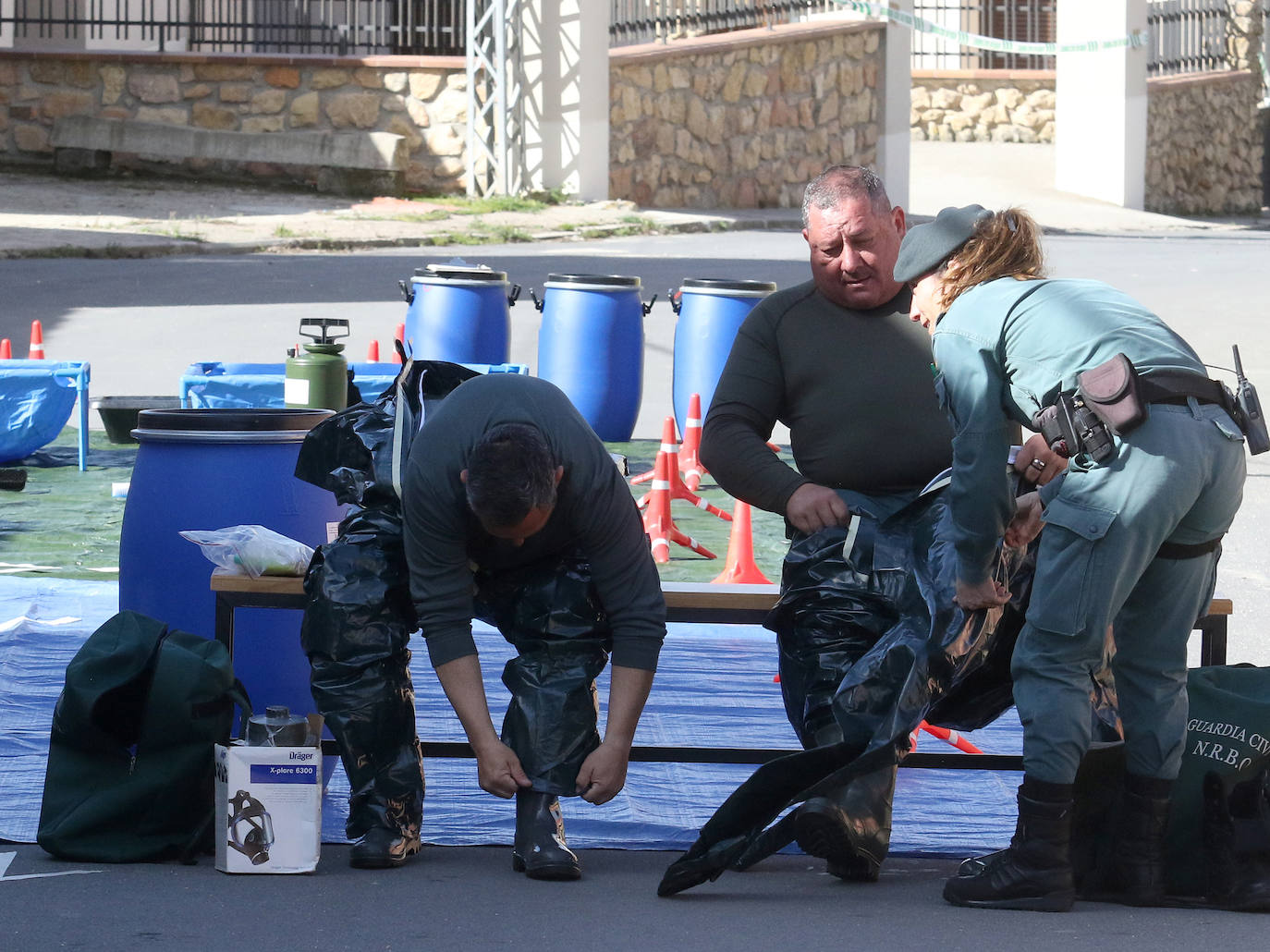 Los agentes de la Guardia Civil se preparan con los trajes especiales.