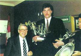 Teodoro, vicepresidente entonces del Fórum Valladolid, en una imagen de la temporada 91/92 junto a Sabonis.