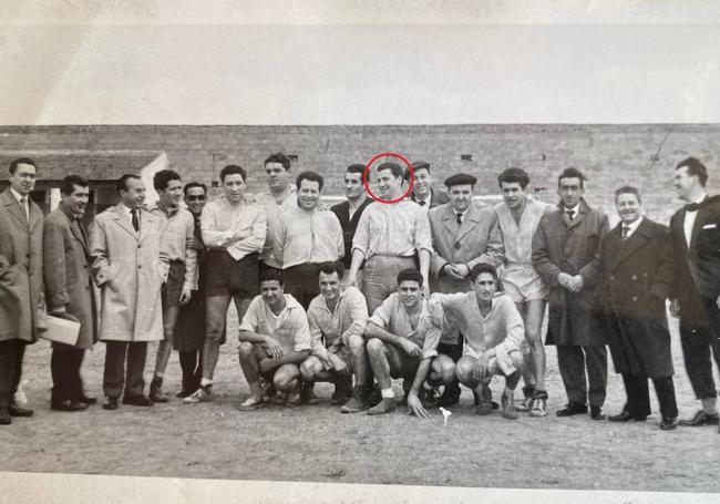 Teodoro, en el centro junto a Gonzalo Gonzalo (de oscuro) con el equipo del Huracán.