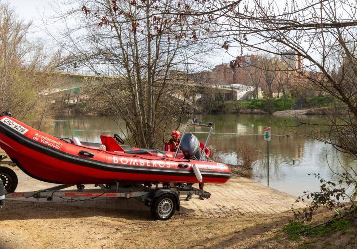 Zodiac de los Bomberos de Valladolid junto al río, la semana pasada.