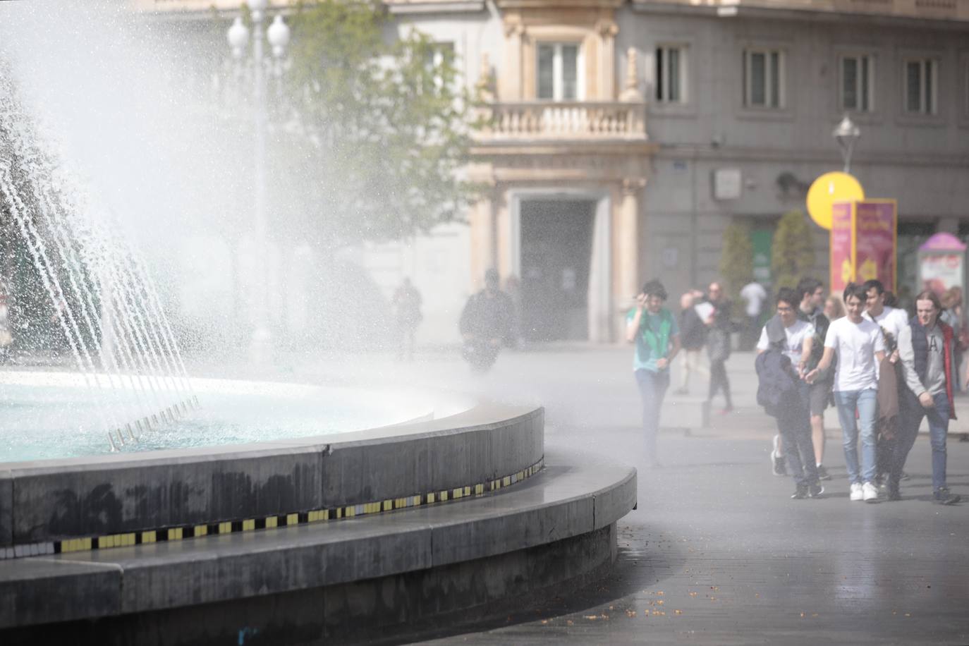 Un grupo de jóvenes se refresca con la fuente de Zorrilla.