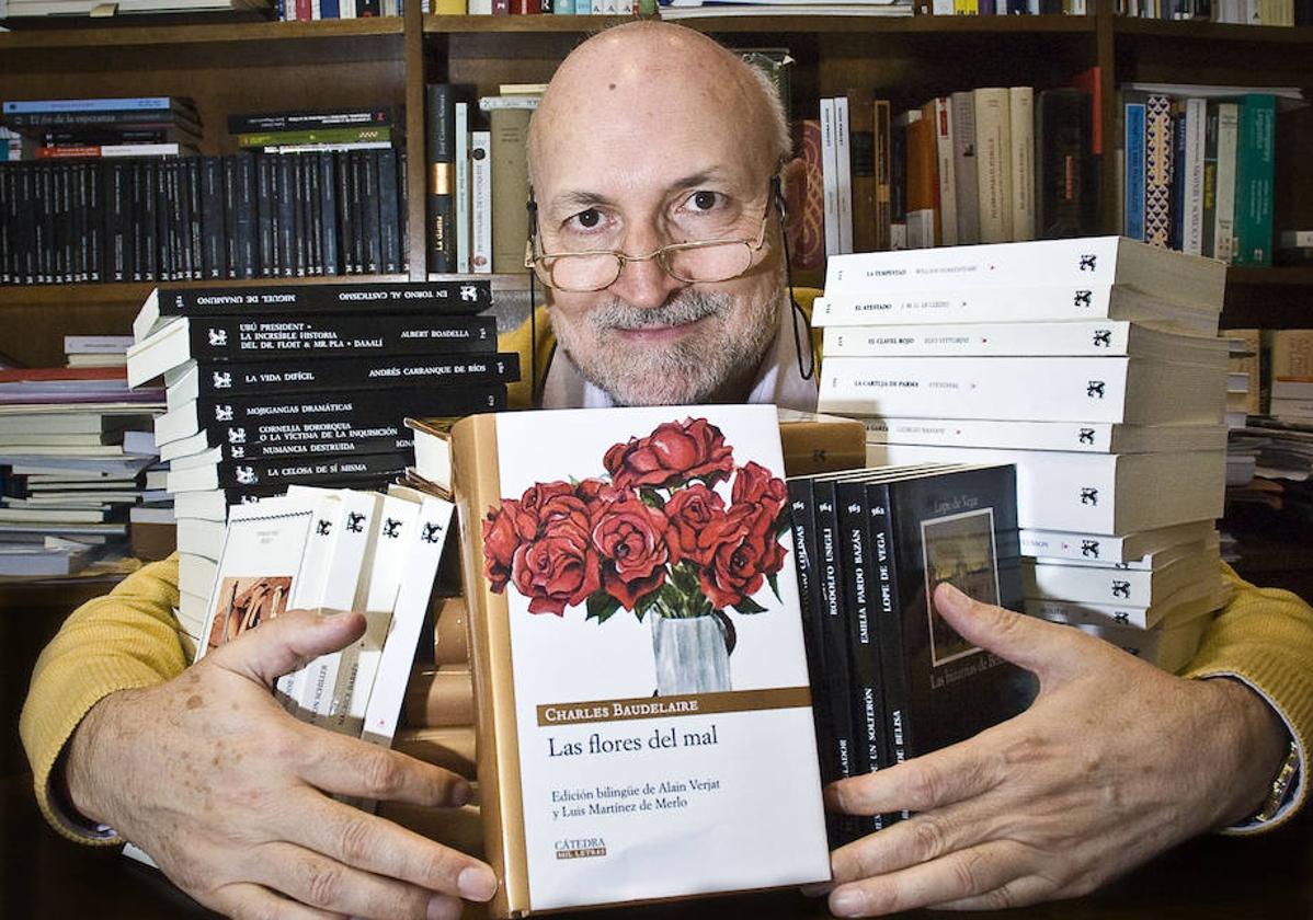 Emilio Pascual, rodeado de libros de Cátedra, editorial en la que trabajó.